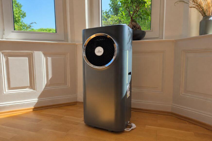 Klarstein Kraftwerk Smart 12.000 BTU mobile Klimaanlage freistehend auf weißem Hintergrund