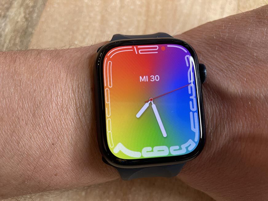 Man sieht die Apple Watch 7.