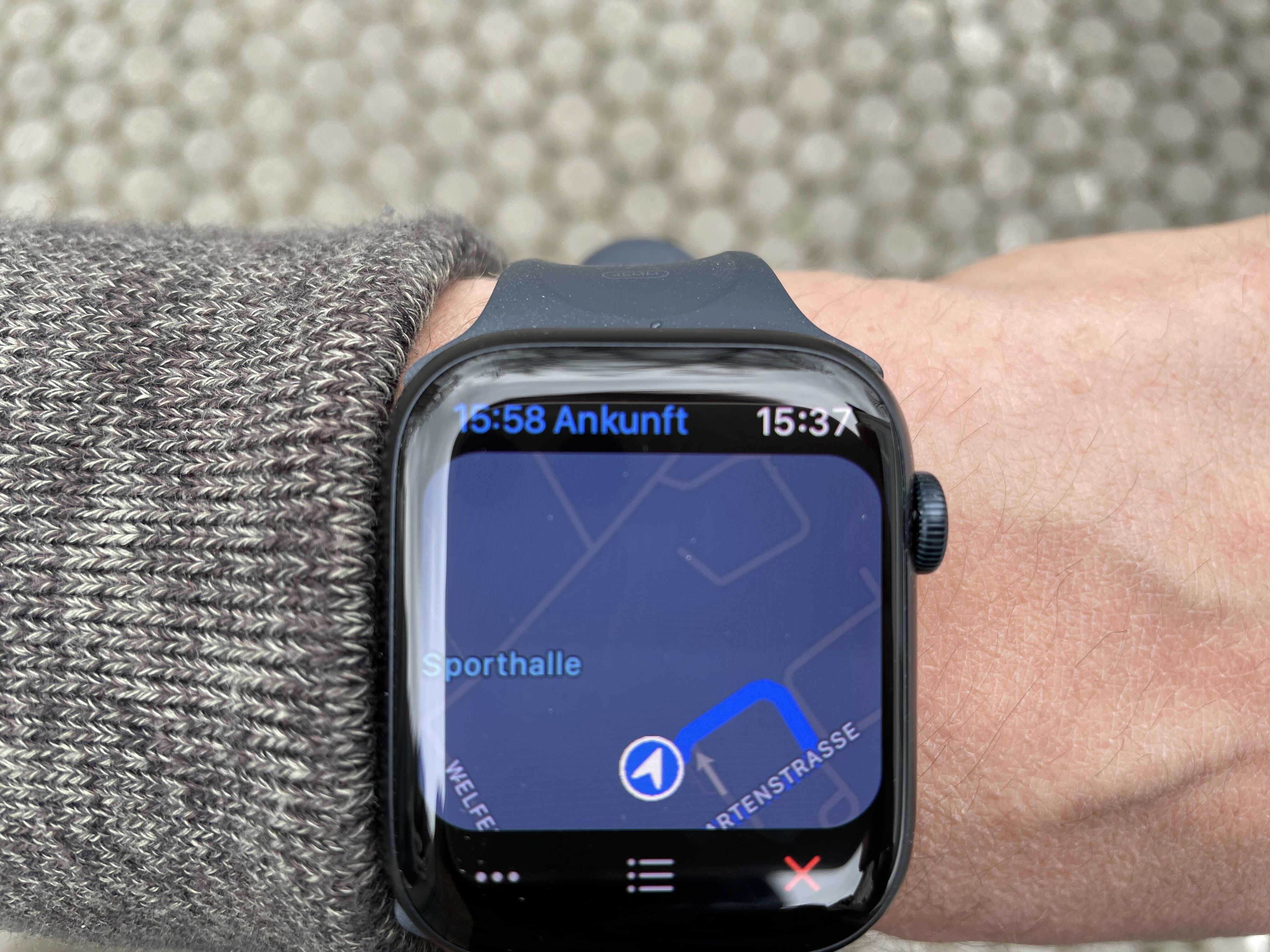 Man sieht die Navigationsfunktion auf der Apple Watch 7.