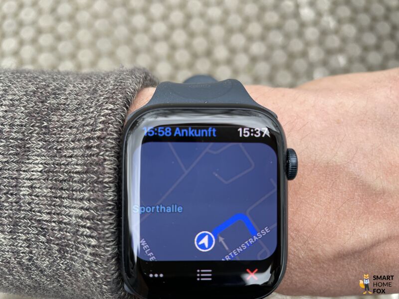 Man sieht die Navigationsfunktion auf der Apple Watch 7.