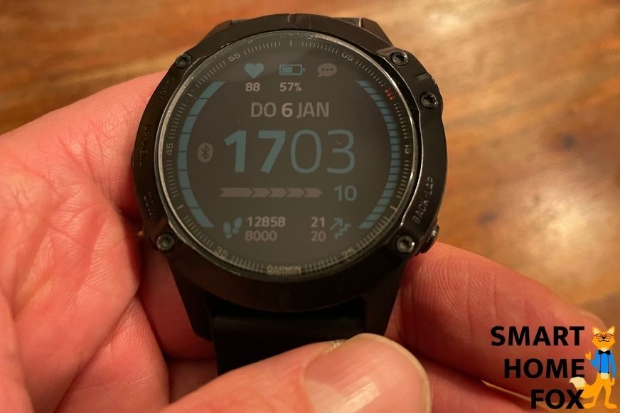 Man sieht das Display der Garmin Fenix 6 Pro. 