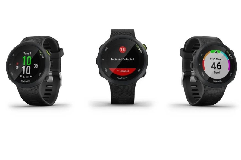 Man sieht die Garmin Forerunner 45.