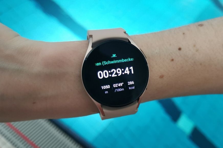 Man sieht die Samsung Galaxy Watch 4 im Schwimmbad. 