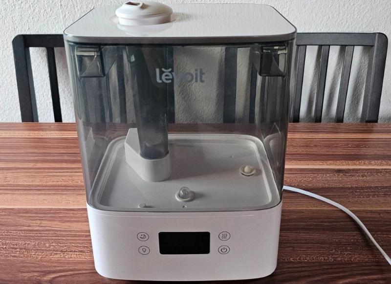 Der Levoit Classic 300S steht im Test auf einem Tisch.