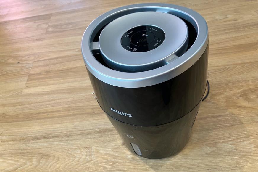 Der Philips HU4814/10 ist im Profil zu sehen und steht im Test auf einem Holzboden.