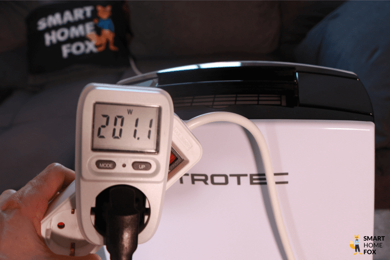 Der Stromverbrauch (Leistungsaufnahme des Trotec TTk 52 E Luftentfeuchters wird im Test gemessen und das Strommessgerät zeigt 201,1 Watt.