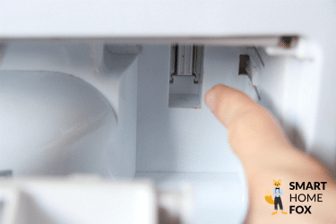 Der Wasserstandprüfer-Kontakt im Inneren des Luftentfeuchters wird gezeigt.