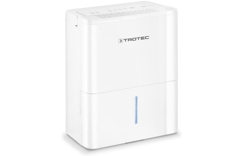 Weißer Trotec Luftentfeuchter steht vor einem weißen Hintergrund