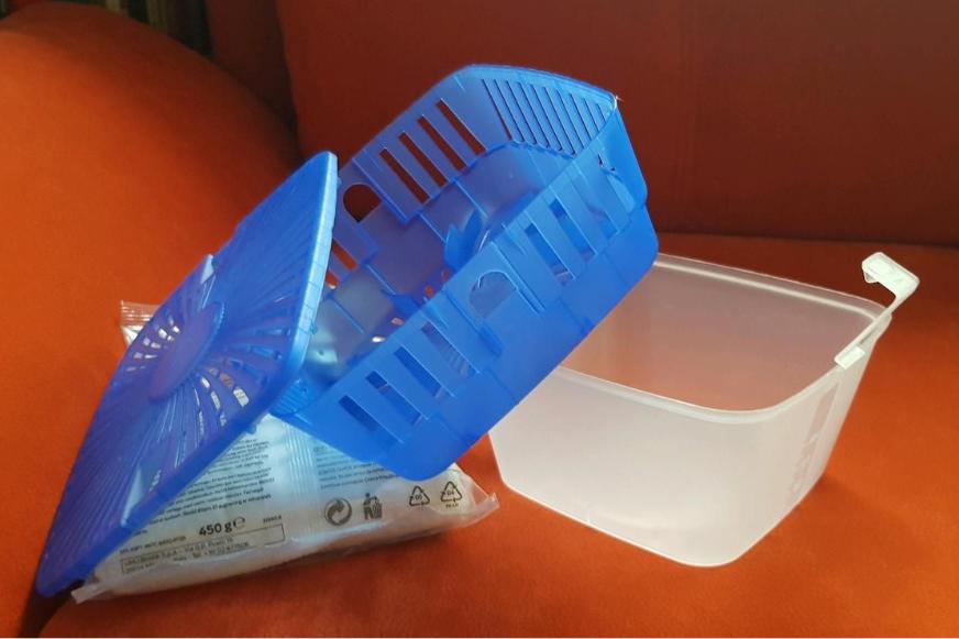 Der Uhu Luftentfeuchter Original steht in Einzelteilen aufgereiht.