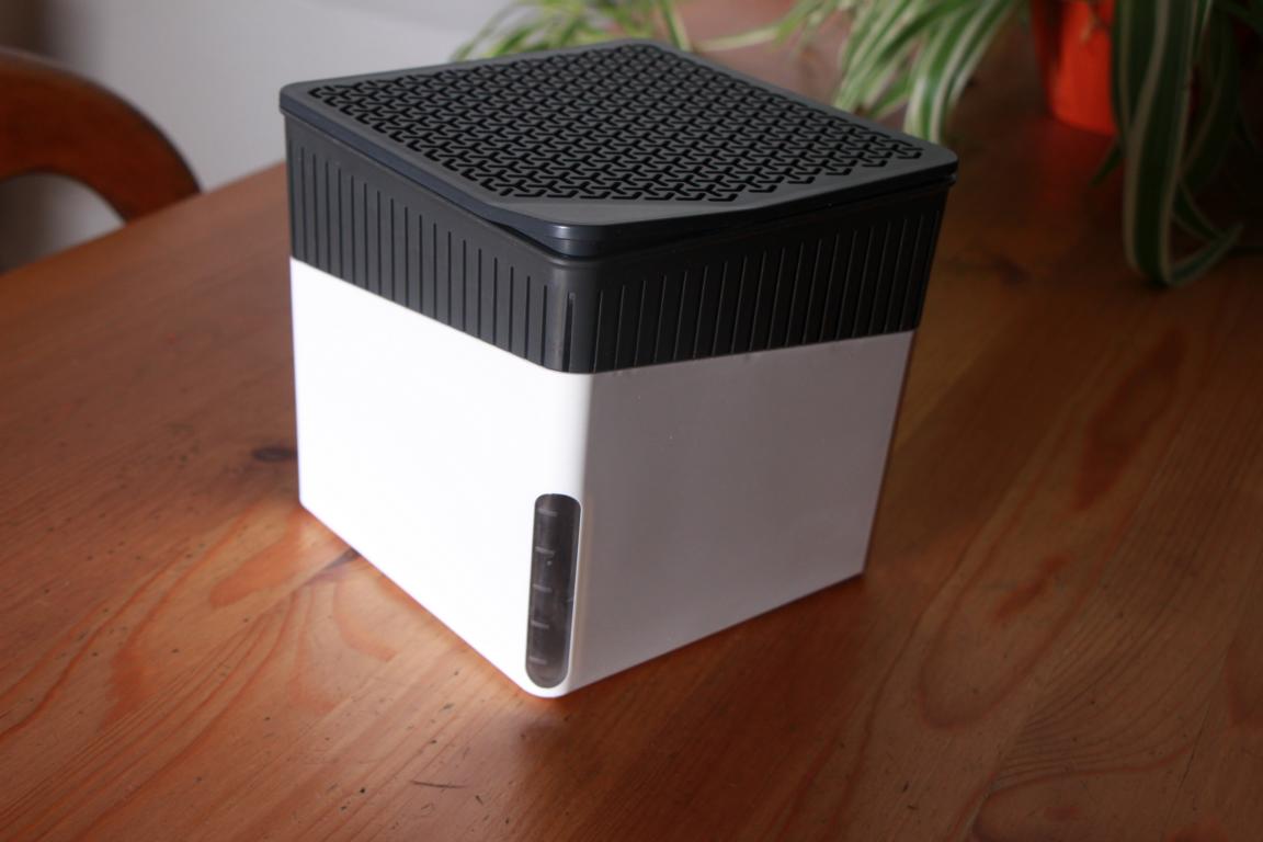 Der Wenko Cube Luftentfeuchter ohne Strom steht im Test auf einem Tisch.
