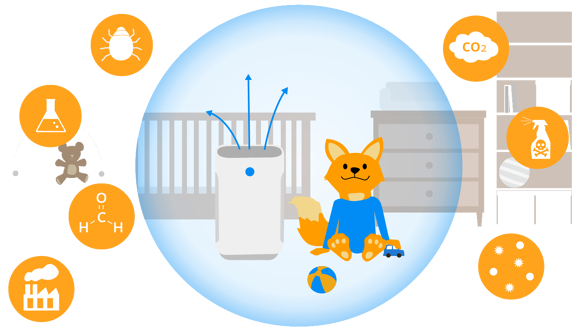 Der fröhliche Babyfuchs spielt im Kinderzimmer neben einem Luftreiniger, der das Kind von unterschiedlichen Luftverschmutzungen beschützt