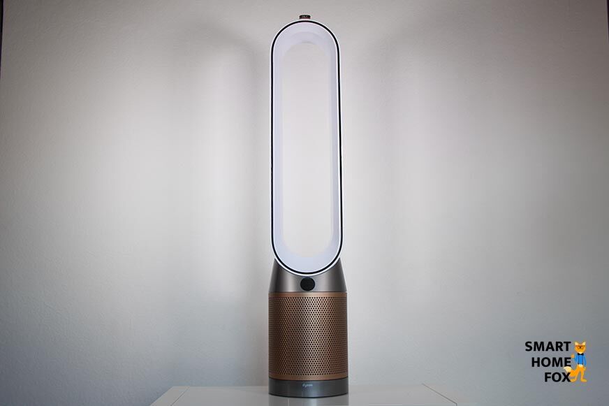 Der Dyson Purifier Cool Formaldehyde TP09 Luftreiniger und Turmventilator steht auf einem Regal vor einer weißen Wand