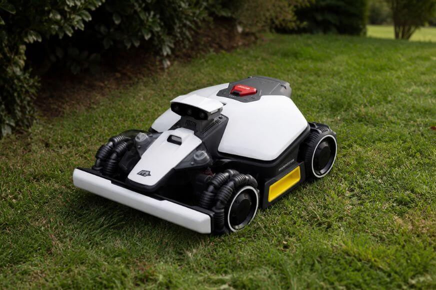 Mammotion LUBA Mini 2 AWD Mähroboter Frontansicht mit Kantenschneidscheibe