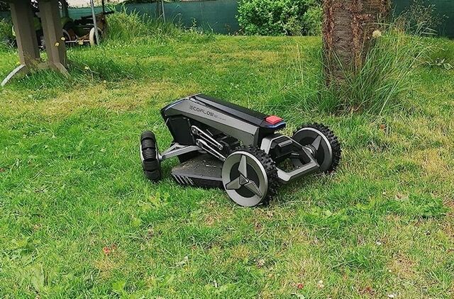 Ecoflow Blade auf einem Rasen