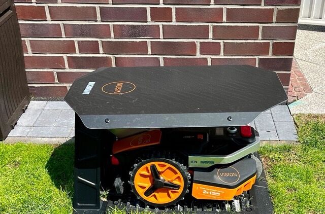 Worx Landroid Vision M600 Mähroboter mit Station im Garten