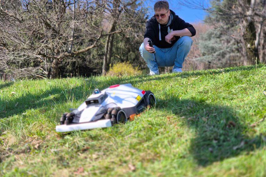 Der Mammotion LUBA 3 AWD Mähroboter im Smart Home Fox Test mäht auf einem steilen Hang.