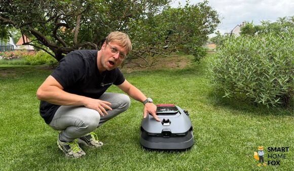MOVA LiDAX Ultra 1000 Mähroboter steht im Test auf einem gepflegten Rasen neben dem Smart-Home-Fox Experten