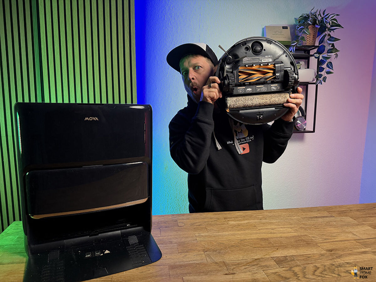 Der MOVA Z60 Ultra Roller Complete wird von Joe von Smart Home Fox in den Händen gehalten.