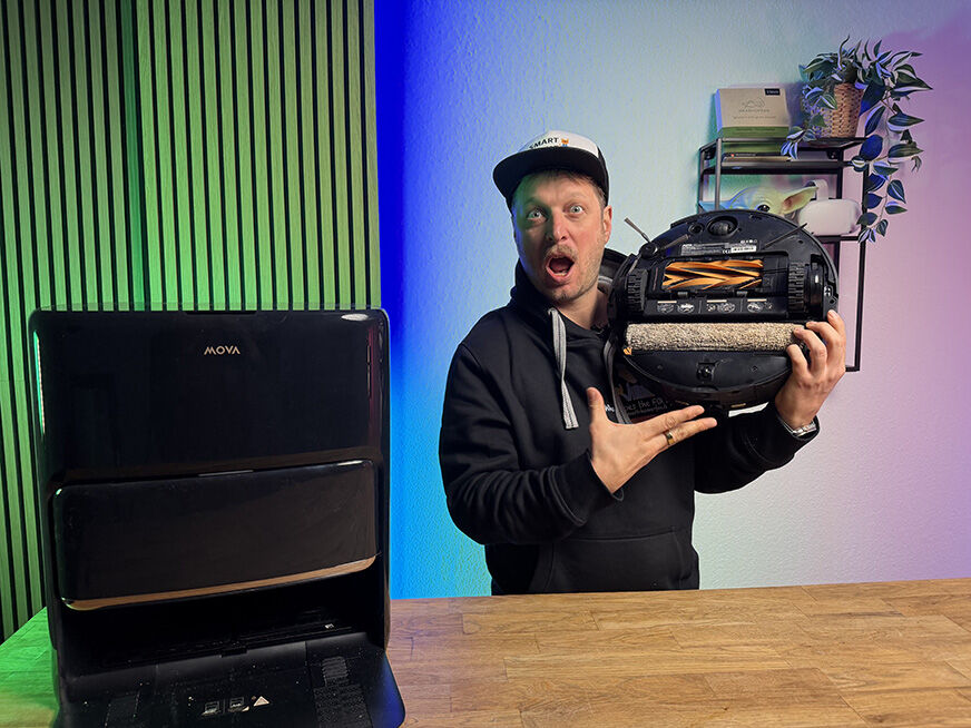 Der MOVA Z60 Ultra Roller Complete ist samt Station in der Nahaufnahme zu sehen.