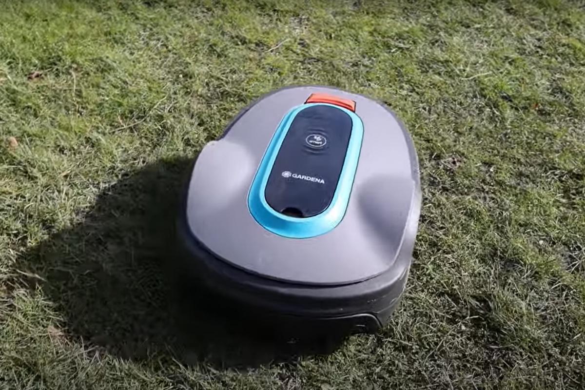 Der Gardena Smart Sileno City 600 Mähroboter ist im Test auf dem Rasen.