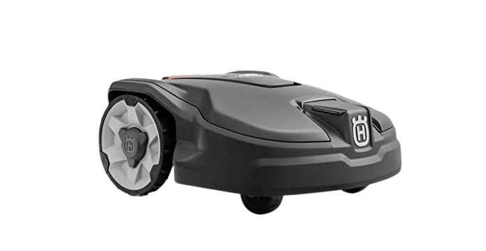 Der Husqvarna Automower Aspire R4 Mähroboter steht vor einem weißen Hintergrund.