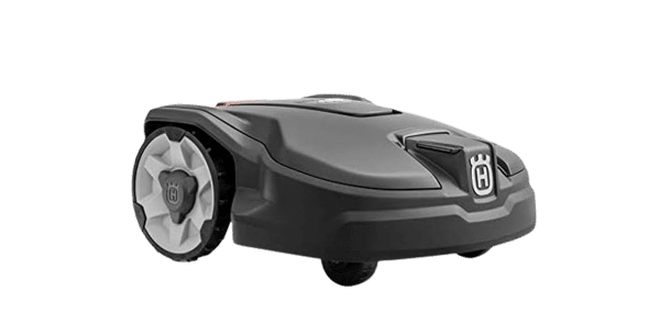 Der Husqvarna Automower Aspire R4 Mähroboter steht vor einem weißen Hintergrund.