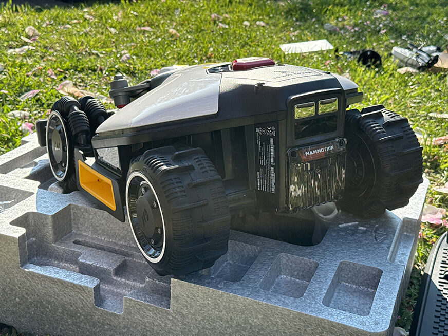 Mammotion LUBA Mini AWD in der Rueckansicht.