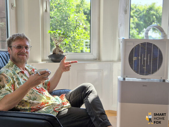 Midea PortaSplit Klimaanlage in moderner Mietwohnung, mit sichtbar platzierter Innen- und Außeneinheit – stilvoll ins Wohnambiente integriert