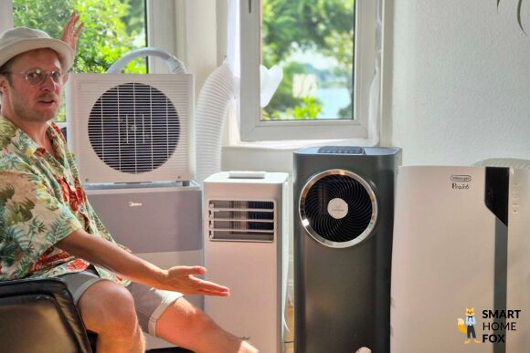 Mobile Klimaanlage ist mit hilfe eines Abluftschlauchs am Fenster angeschlossen