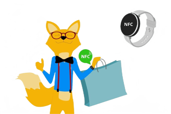 Man sieht den Smarthome-Fuchs mit einer NFC Smartwatch.