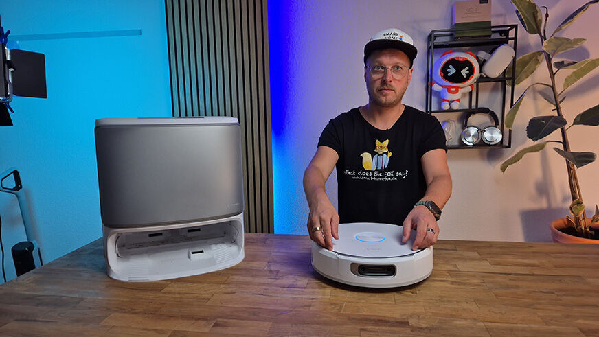 Der Narwal Flow saugt und Wischroboter ist vor einem weißen Hintergrund samt Absaugstation abgebildet.