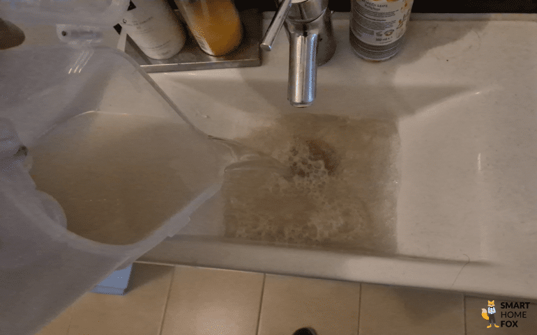 Der Schmutzwassertank wird im Waschbecken ausgeleert.