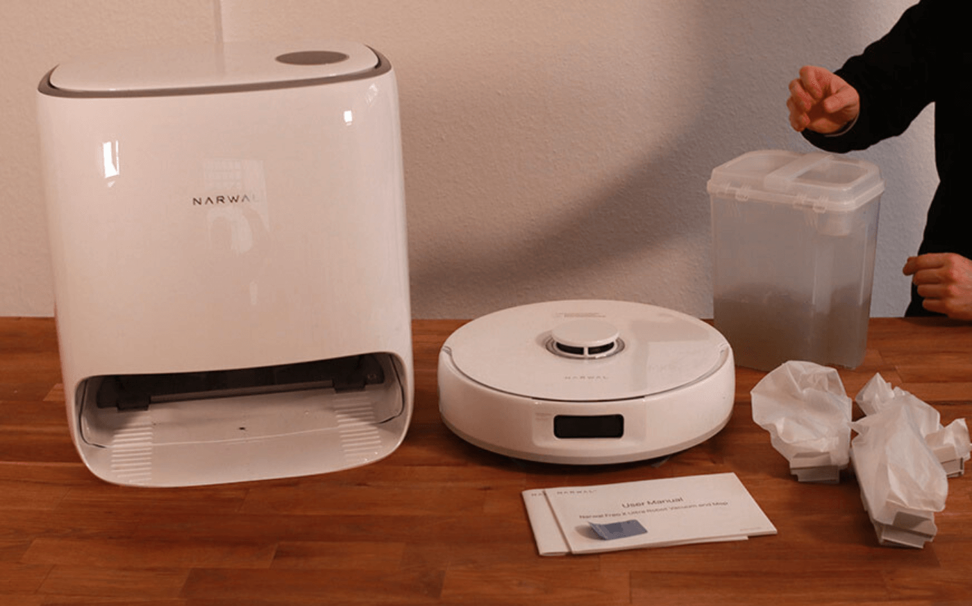 Der Narwal Freo X Ultra steht auf dem Tisch.