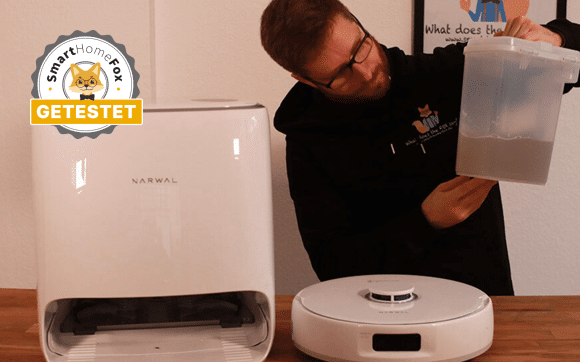 Der Narwal Freo X Ultra wird beim Test von einem Smart Home Fox Mitarbeiter angesehen.