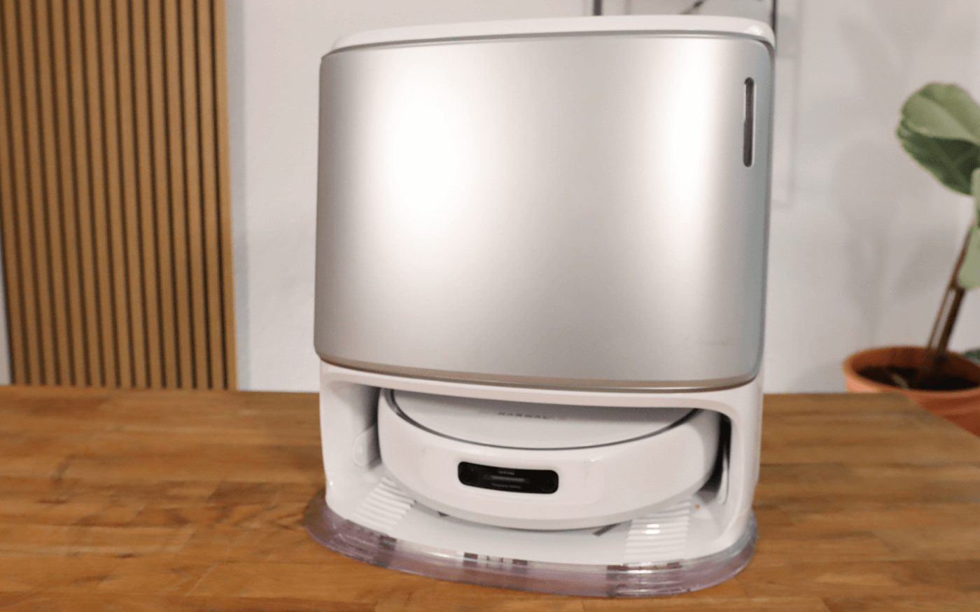 Narwahl Freo Z Ultra steht neben der Absaugstation