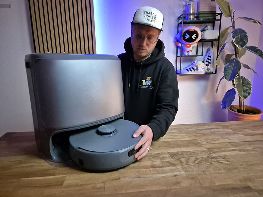 Der Narwal Freo Z10 Ultra steht im Test auf dem Tisch.