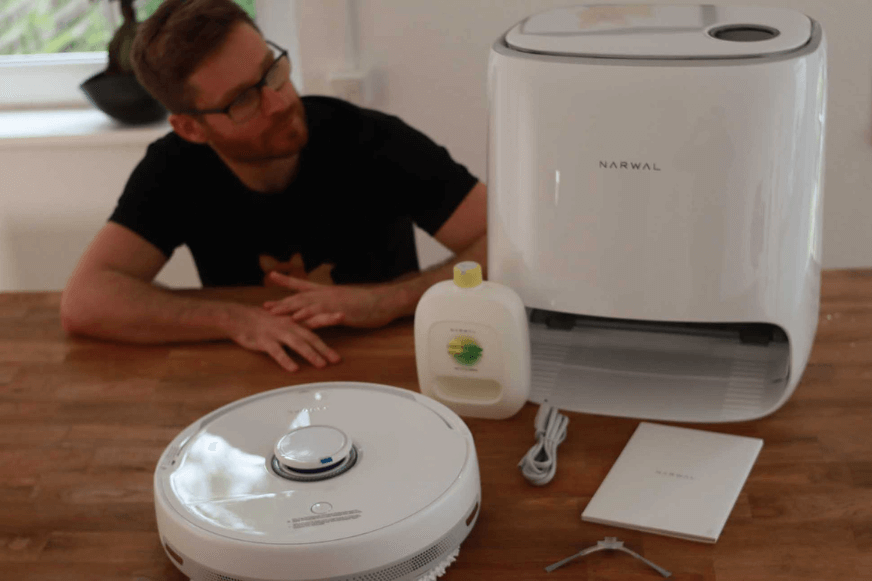 Der Narwal Freo wird beim Test von einem Smart Home Fox Mitarbeiter begutachtet.