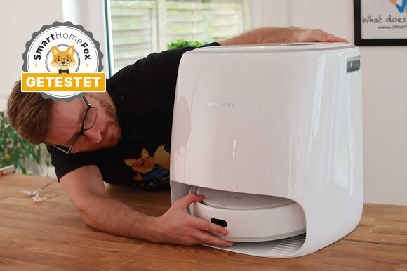 Der Narwal Freo wird beim Test von einem Smart Home Fox Mitarbeiter begutachtet.