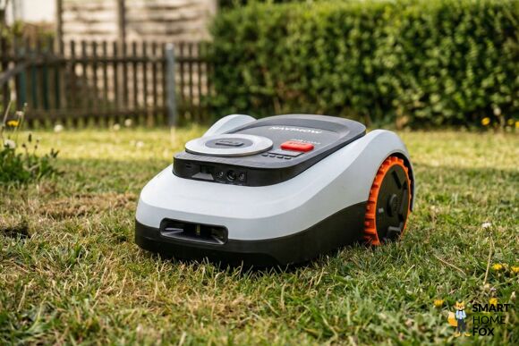 Segway Navimow i2 LiDAR Mähroboter ohne Begrenzungskabel auf einem gepflegten Rasen neben der Ladestation. Smart Home Fox Praxistest.
