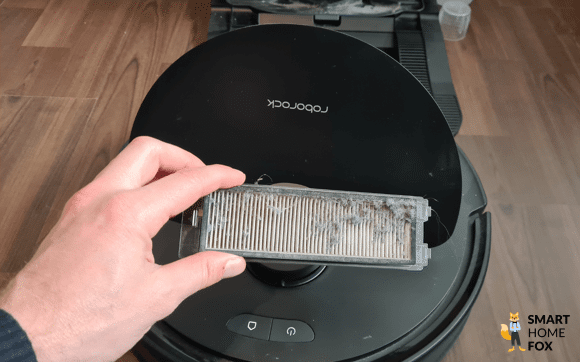 Ein dreckiger Roborock Filter wird gereingt.