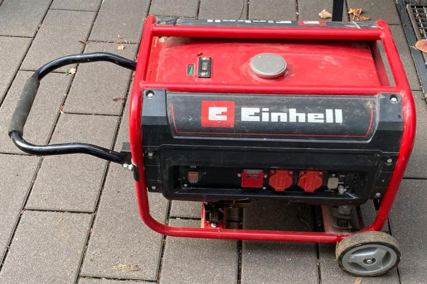 Der Einhell TC-PG 35/E5 Inverter Stromerzeuger Notstromaggregat steht auf dem Boden.