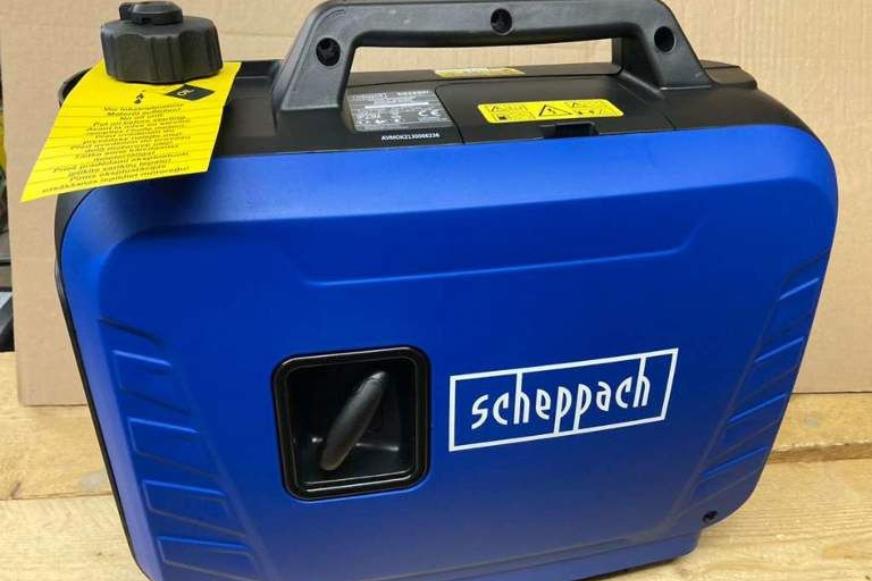 Der Scheppach SG2500i Inverter Stromerzeuger Notstromaggregat steht auf dem Boden.