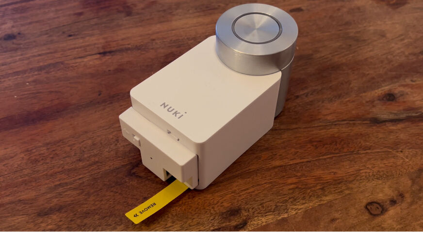 Nuki Smart Lock 4.0 Pro liegt auf dem Tisch