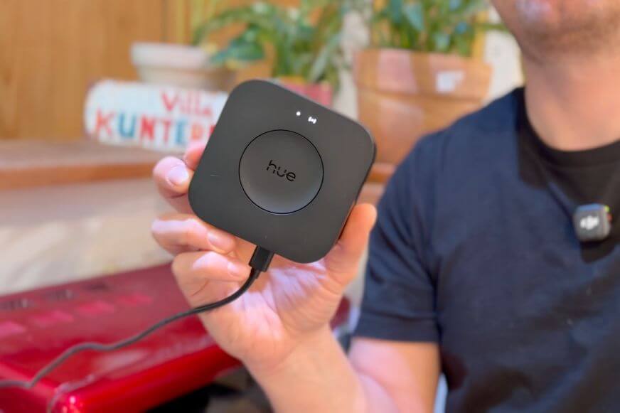Philips Hue Bridge Pro in Mattschwarz wird von vorne gezeigt