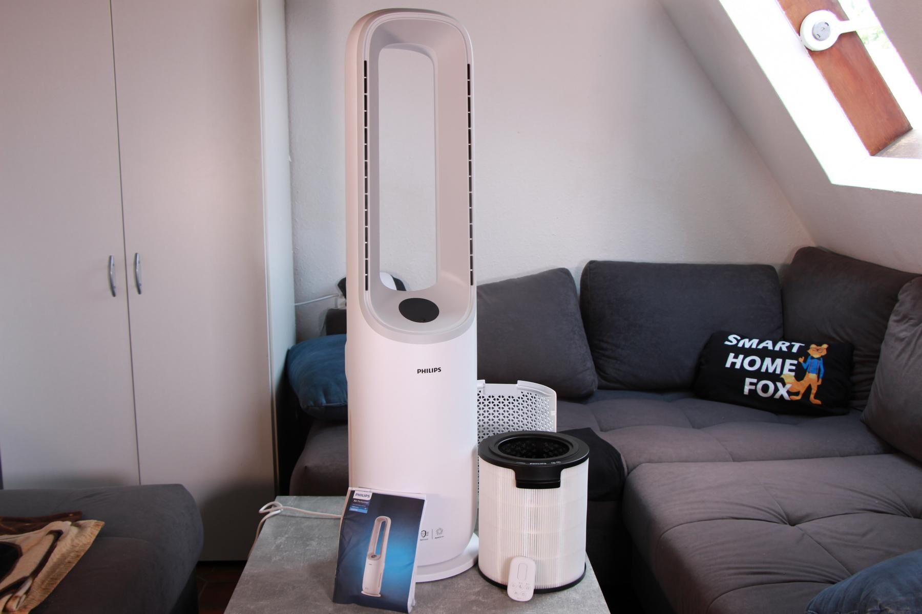 Der Philips Air Performer Series 7000 (AMF765/10) steht auf dem Boden neben einem Büroschreibtisch.