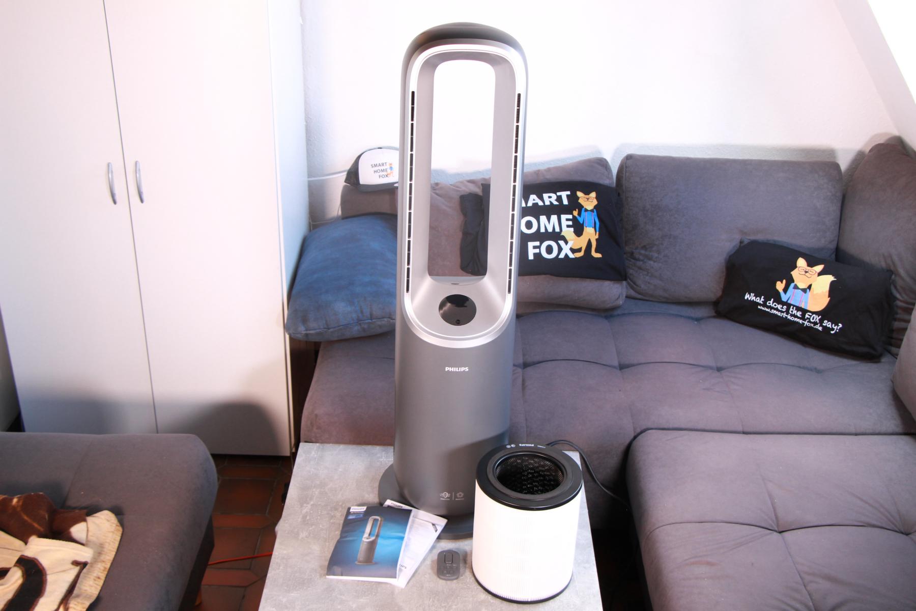 Der Philips Air Performer Series 8000 (AMF870/15) steht auf dem Boden neben einem Büroschreibtisch.