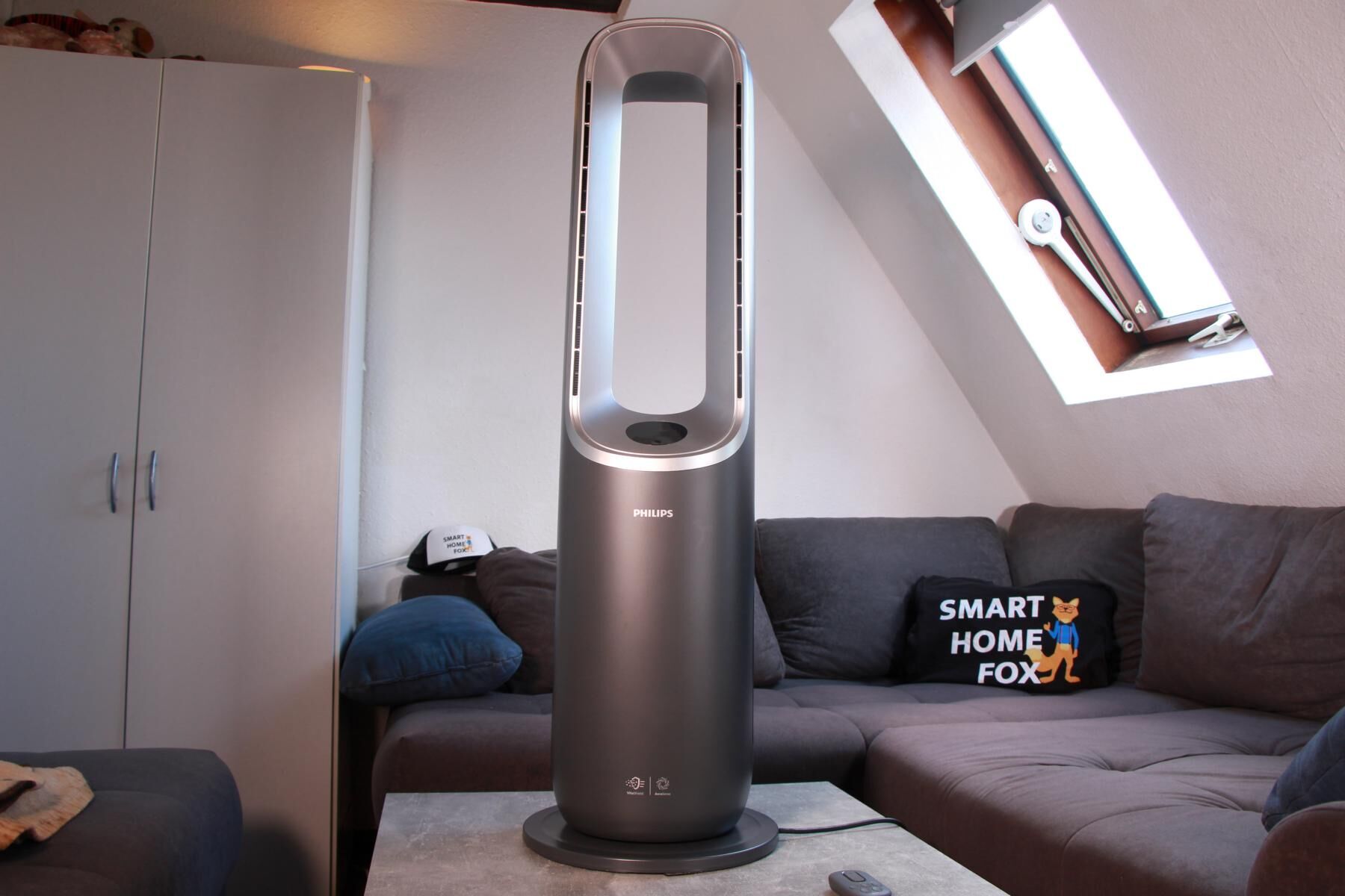 Der Philips AirPerformer AMF870/15 Serie 8000 ist einzeln in der Nahaufnahme zu sehen.