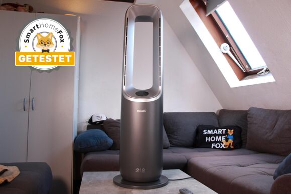 Der Philips Air Performer Series 8000 (AMF870/15) steht auf einem Couchtisch.