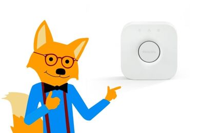 Die Philips Hue Bridge ist vor einem weißen Hintergrund zu sehen