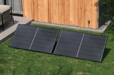 PluginEnergy Classic Balkonkraftwerk im Garten aufgeständert